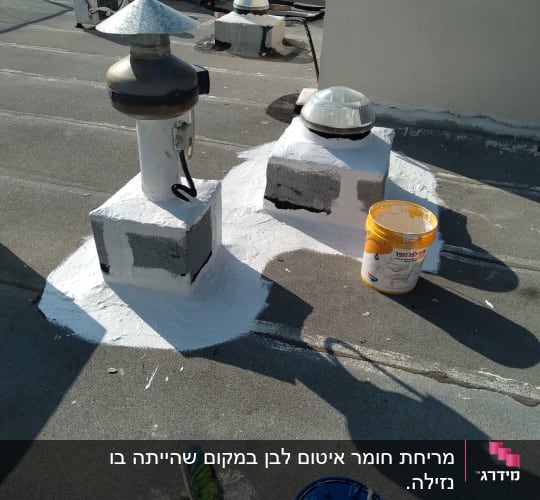 איטום גג עם חומר לבן ודלי צהוב
